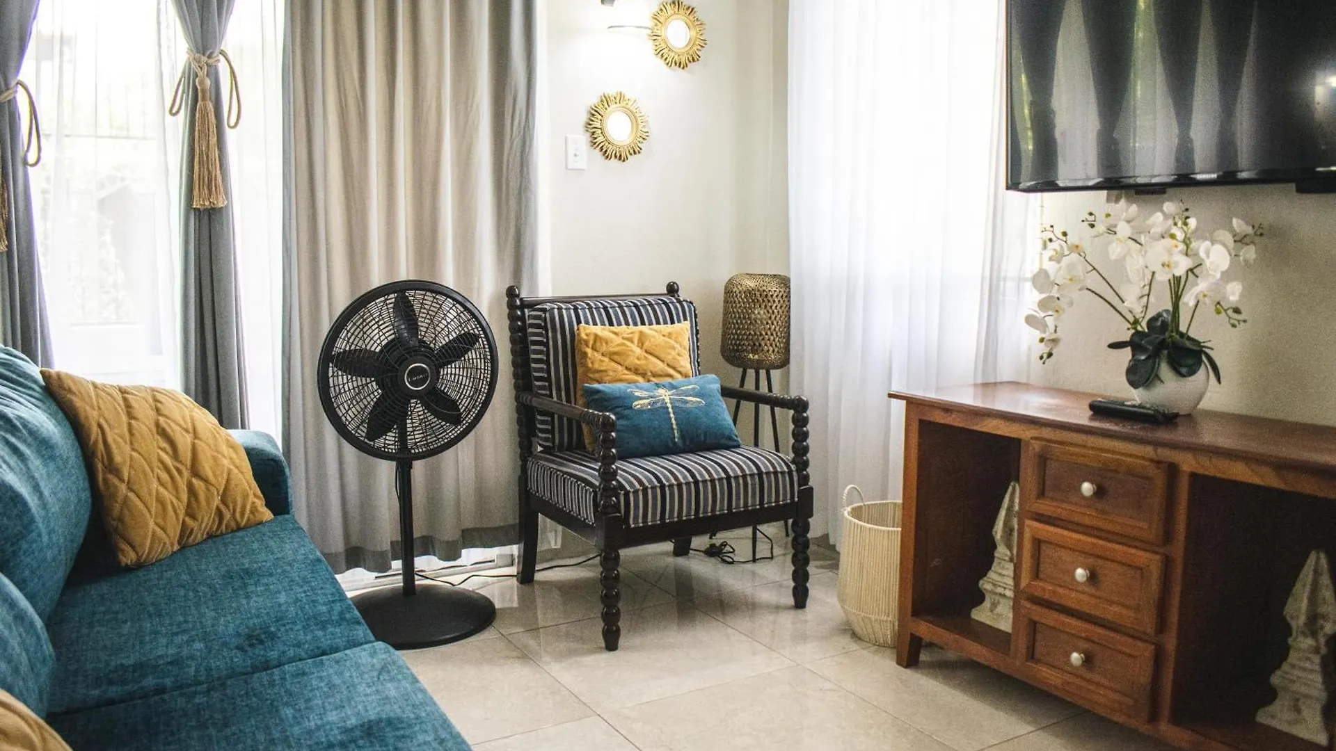 Orchid Home - Charming 2-Bedroom House With Wifi And Ac In Kingston 6 Apartment