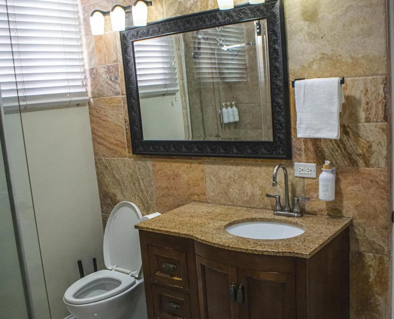 Orchid Home - Charming 2-Bedroom House With Wifi And Ac In Kingston 6 0*,  Jamaica