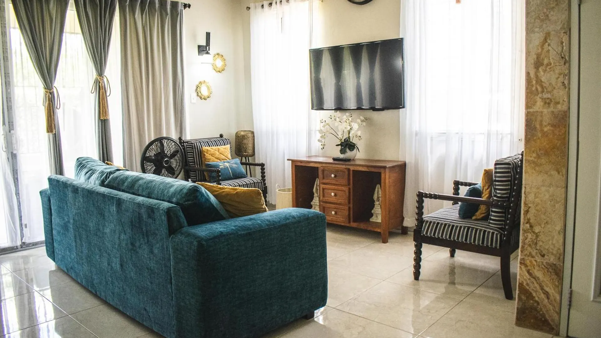 Orchid Home - Charming 2-Bedroom House With Wifi And Ac In Kingston 6 location