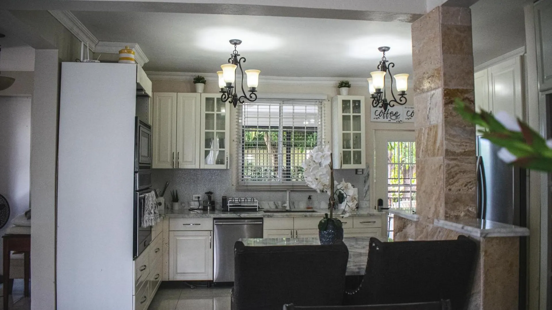 Apartment Orchid Home - Charming 2-Bedroom House With Wifi And Ac In Kingston 6 Jamaica